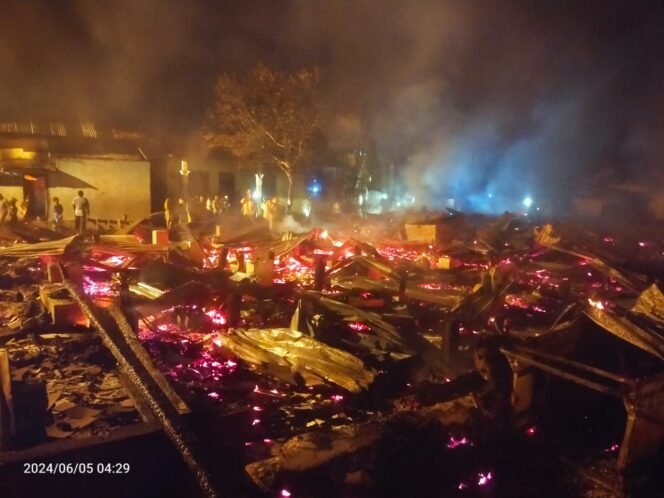 
Rumah semi permanen di Kampung Persulukan Naqsyabandiyah Babussalam yang ludes terbakar, Rabu (5/6/2024) dini hari.
