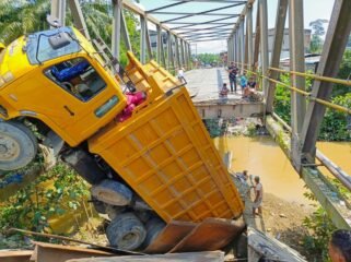 Truk pengangkut material galian C terperosok di Jembatan Air Tenang yang ambruk, Selasa (11/6/2024) sore.