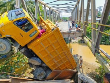 Truk pengangkut material galian C terperosok di Jembatan Air Tenang yang ambruk, Selasa (11/6/2024) sore.