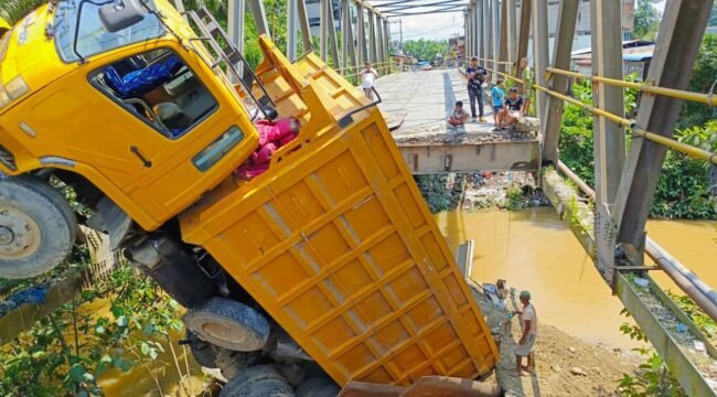 Truk pengangkut material galian C terperosok di Jembatan Air Tenang yang ambruk, Selasa (11/6/2024) sore.