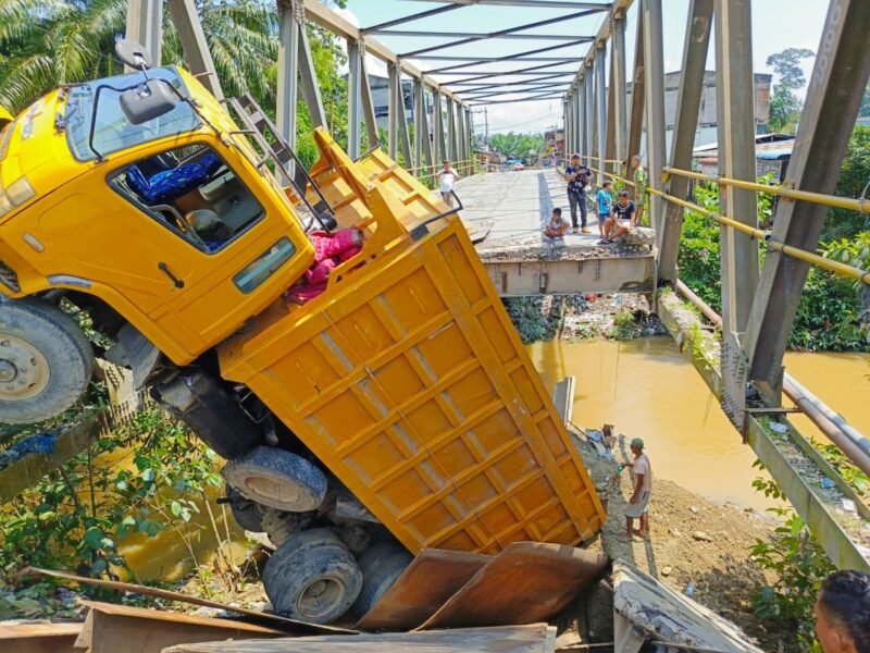 Truk pengangkut material galian C terperosok di Jembatan Air Tenang yang ambruk, Selasa (11/6/2024) sore.