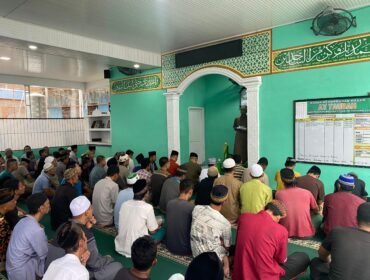 Warga binaan Rutan Kelas IIB Tanjung Pura Shalat Idul Adha 1455 H.