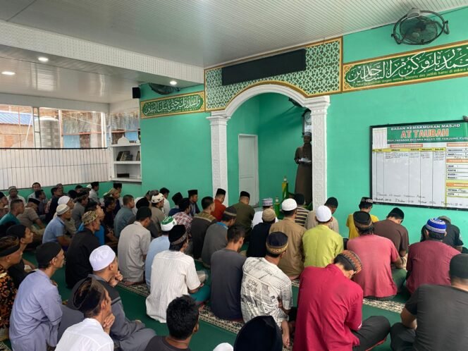 
Warga binaan Rutan Kelas IIB Tanjung Pura Shalat Idul Adha 1455 H.