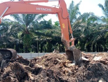 Alat berat mencacah batang sawit di lokasi proyek Rest Area Tol Medan-Binjai, sebelum diangkut dan dipergunakan untuk masyarakat sekitar.