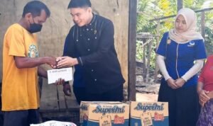 Anggota DPRD Sumut Ricky Anthoni memberikan bantuan kepada korban kebakaran di Desa Ujung Bandar, Kecamatan Salapian, Langkat