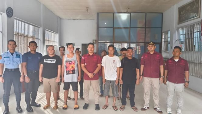 
Delapan Napi Rutan Kelas IIB Tanjung Pura yang dipindahkan ke Lapas Kelas IIA Binjai, Kamis (4/7/2024) sore.