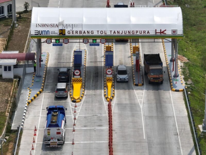 Foto udara Gerbang Tol Tanjung Pura pada ruas Tol Stabat - Tanjung Pura.