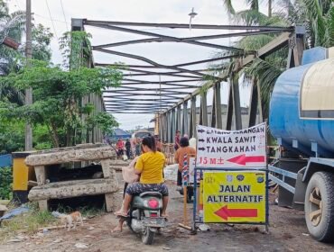 Jembatan Sei Air Tenang yang ambruk beberapa waktu lalu, kini dibangun titi alternatif oleh oknum preman.