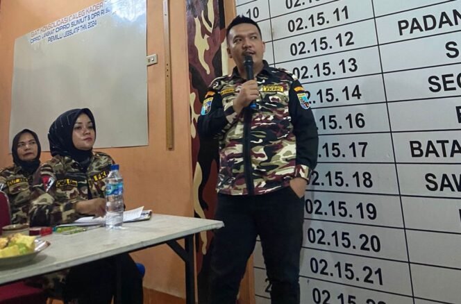 
Ketua GM FKPPI Langkat Josua Sitanggang SH memberikan arahan dalam rapat konsolidasi.