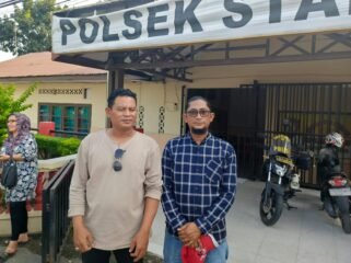 Pengamen Langkat Azwardi Lubis alias Zuan didampingi Aliandi mendatangi Polsek Stabat, Rabu (3/7/2024) sore.