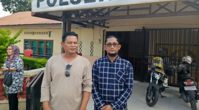Pengamen Langkat Azwardi Lubis alias Zuan didampingi Aliandi mendatangi Polsek Stabat, Rabu (3/7/2024) sore.