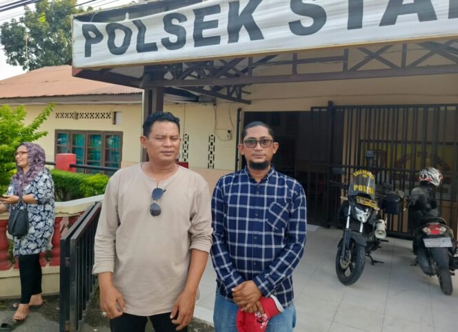 
Pengamen Langkat Azwardi Lubis alias Zuan didampingi Aliandi mendatangi Polsek Stabat, Rabu (3/7/2024) sore.