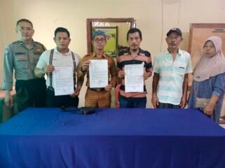 Pengamen Langkat dan warga Lingkungan VIII Bantenan, Kelurahan Kwala Bingai, Stabat usai mediasi di Polsek Stabat, Senin (8/7/2024) pagi.