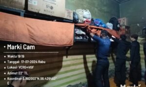 Petugas pengamanan melakukan razia di kamar warga binaan Rutan Kelas IIB Tanjung Pura