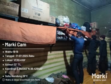 Petugas pengamanan melakukan razia di kamar warga binaan Rutan Kelas IIB Tanjung Pura.