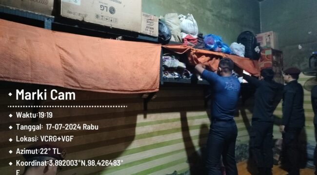 Petugas pengamanan melakukan razia di kamar warga binaan Rutan Kelas IIB Tanjung Pura.
