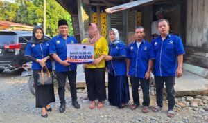 Tim Anggota DPRD Sumut Ricky Anthoni menyerahkan bantuan biaya perobatan untuk Edi Syahputra, pedangan bakso yang melepuh tersiram air mendidih.