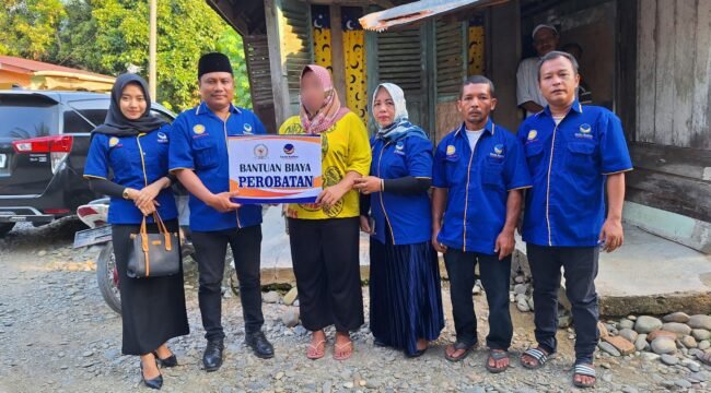 Tim Anggota DPRD Sumut Ricky Anthoni menyerahkan bantuan biaya perobatan untuk Edi Syahputra, pedangan bakso yang melepuh tersiram air mendidih.
