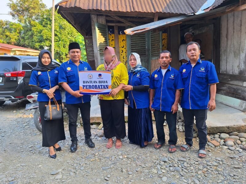 Tim Anggota DPRD Sumut Ricky Anthoni menyerahkan bantuan biaya perobatan untuk Edi Syahputra, pedangan bakso yang melepuh tersiram air mendidih.