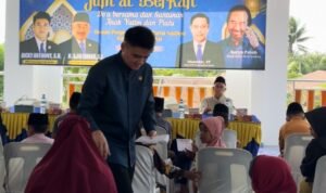 Anggota DPRD Sumut Ricky Anthony membagikan tali asih dalam kegiatan Jum'at Berkah