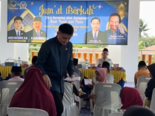 Anggota DPRD Sumut Ricky Anthony membagikan tali asih dalam kegiatan Jum'at Berkah.