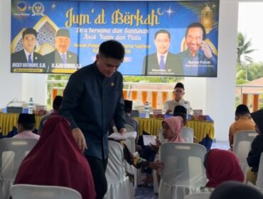 Anggota DPRD Sumut Ricky Anthony membagikan tali asih dalam kegiatan Jum'at Berkah.