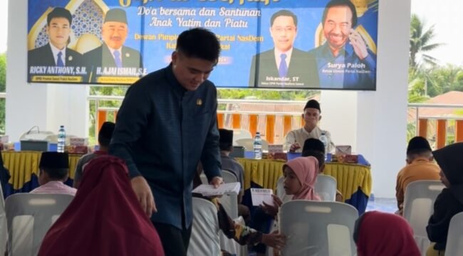 Anggota DPRD Sumut Ricky Anthony membagikan tali asih dalam kegiatan Jum'at Berkah.