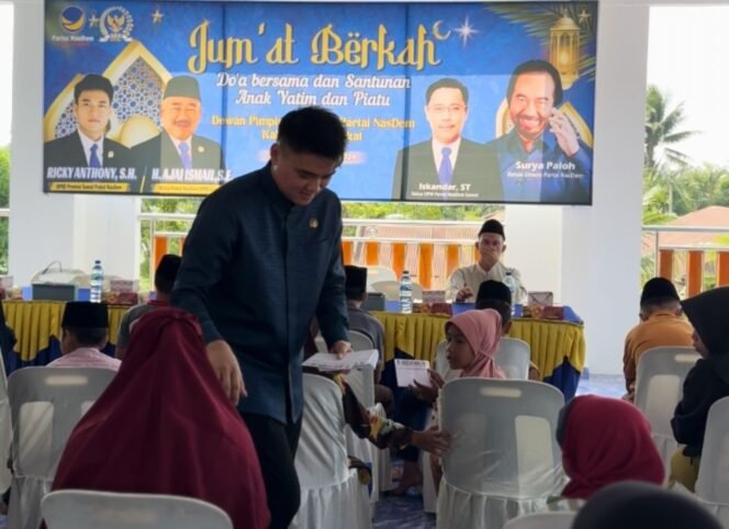 
Anggota DPRD Sumut Ricky Anthony membagikan tali asih dalam kegiatan Jum'at Berkah.