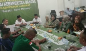 Dedi, Ketua DPC PKB Langkat saat memimpin Pleno Cabang yang digelar di Kantor DPC PKB Langkat