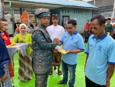 Karutan Tanjung Pura Jimri Anton S Nababan Amd IP SH memberikan remisi kepada WBP pada momen HUT kemerdekaan RI ke-79.