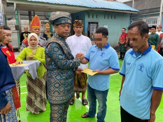 
Karutan Tanjung Pura Jimri Anton S Nababan Amd IP SH memberikan remisi kepada WBP pada momen HUT kemerdekaan RI ke-79.