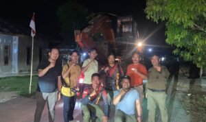 Kasi Perlindungan dan Pemberdayaan Masyarakat KPH I Stabat bersama tim menjaga beko yang sempat dihadang warga