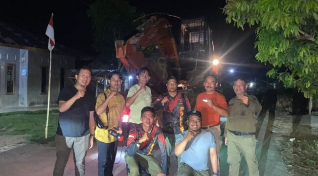 Kasi Perlindungan dan Pemberdayaan Masyarakat KPH I Stabat bersama tim menjaga beko yang sempat dihadang warga.
