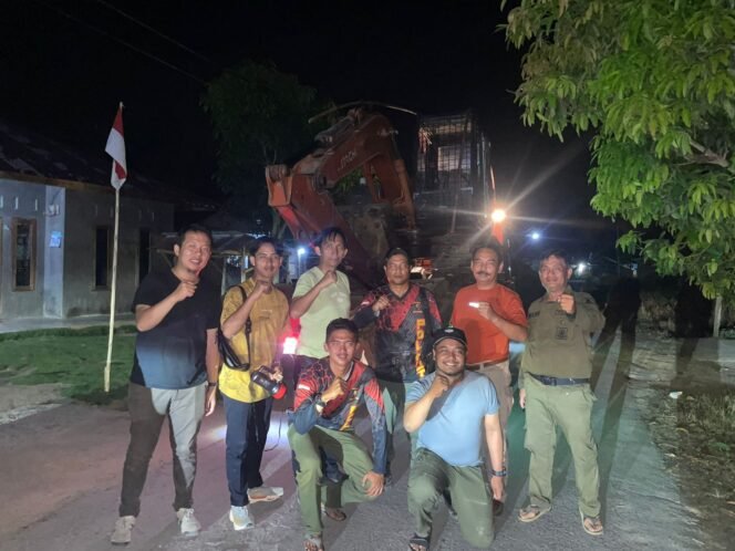 
Kasi Perlindungan dan Pemberdayaan Masyarakat KPH I Stabat bersama tim menjaga beko yang sempat dihadang warga.
