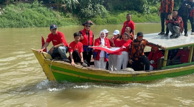 Kemeriahan lomba sampan tradisional di Sei Wampu pada momen HUT RI ke-79.