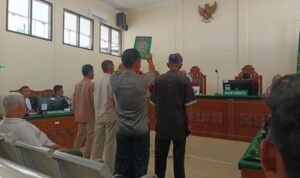 Para saksi saat diambil sumpah di persidangan perkara perusakan barak di kawasan hutan lindung Kwala Langkat