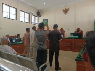 Para saksi saat diambil sumpah di persidangan perkara perusakan barak di kawasan hutan lindung Kwala Langkat.