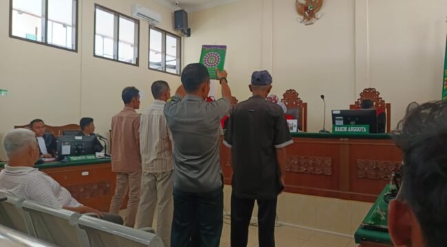 Para saksi saat diambil sumpah di persidangan perkara perusakan barak di kawasan hutan lindung Kwala Langkat.