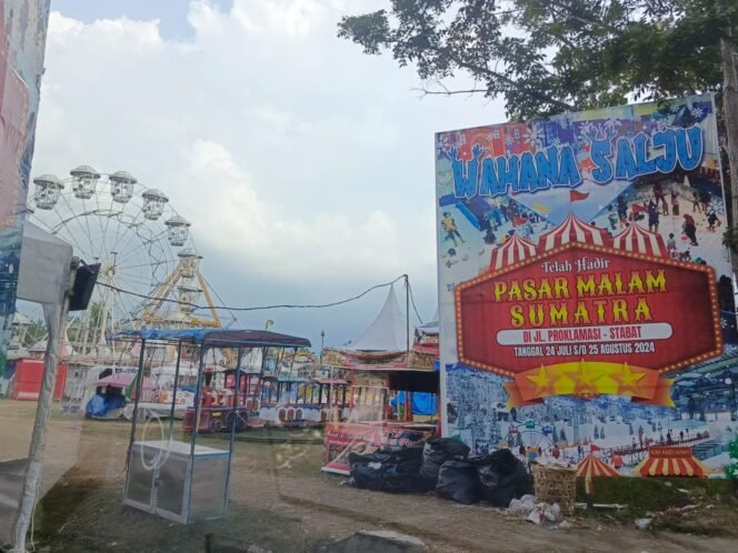 
Pasar malam di Lapangan Bola Kelurahan Kwala Bingai, Kecamatan Stabat, Langkat.