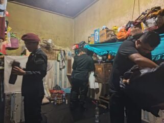 Petugas pengamanan Rutan Kelas IIB Tanjung Pura merazia kawar Warga Binaan Pemasyarakatan (WBP).