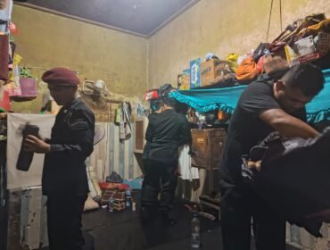 Petugas pengamanan Rutan Kelas IIB Tanjung Pura merazia kawar Warga Binaan Pemasyarakatan (WBP).