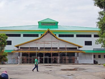 Proyek rehabilitasi Gedung Serbaguna Manunggal Langkat Berseri yang molor dikerjakan.