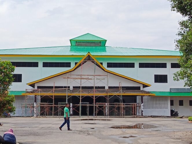 
Proyek rehabilitasi Gedung Serbaguna Manunggal Langkat Berseri yang molor dikerjakan.