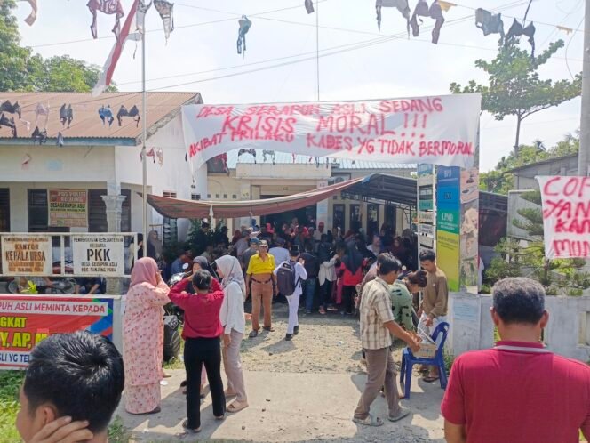 
Ratusan warga menggeruduk Kantor Desa Serapuh Asli, Kecamatan Tanjung Pura, Langkat.