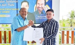 Ricky Anthony menyerahkan Surat Keputasan DPP Partai NasDem tentang persetujaun kepada H Syah Afandin sebagai Calon Bupati Langkat periode 2024 - 2029