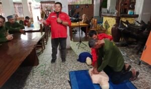 Staf PMI Kota Binjai Dony Lubis memberikan pengarahan kepada peserta
