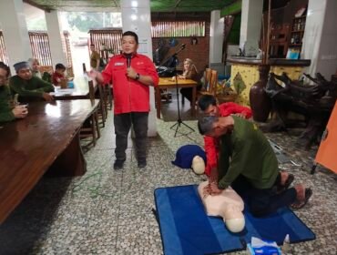 Staf PMI Kota Binjai Dony Lubis memberikan pengarahan kepada peserta.