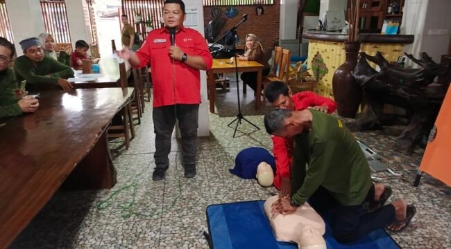 Staf PMI Kota Binjai Dony Lubis memberikan pengarahan kepada peserta.