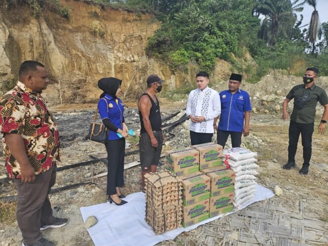 
Anggota DPRD Sumut Ricky Anthony SH memberikan bantuan kepada warga korban kebakaran di Dusun Terlok, Desa Simpang Pulo Rambung, Kecamatan Bahorok.
