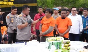 Kapolda Sumut Irjen Pol Whisnu Hermawan F SIK MH mengiterogasi tersangka kasus narkotika